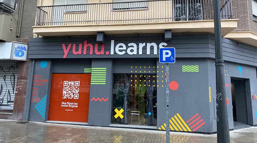 yuhu learns language in valencia